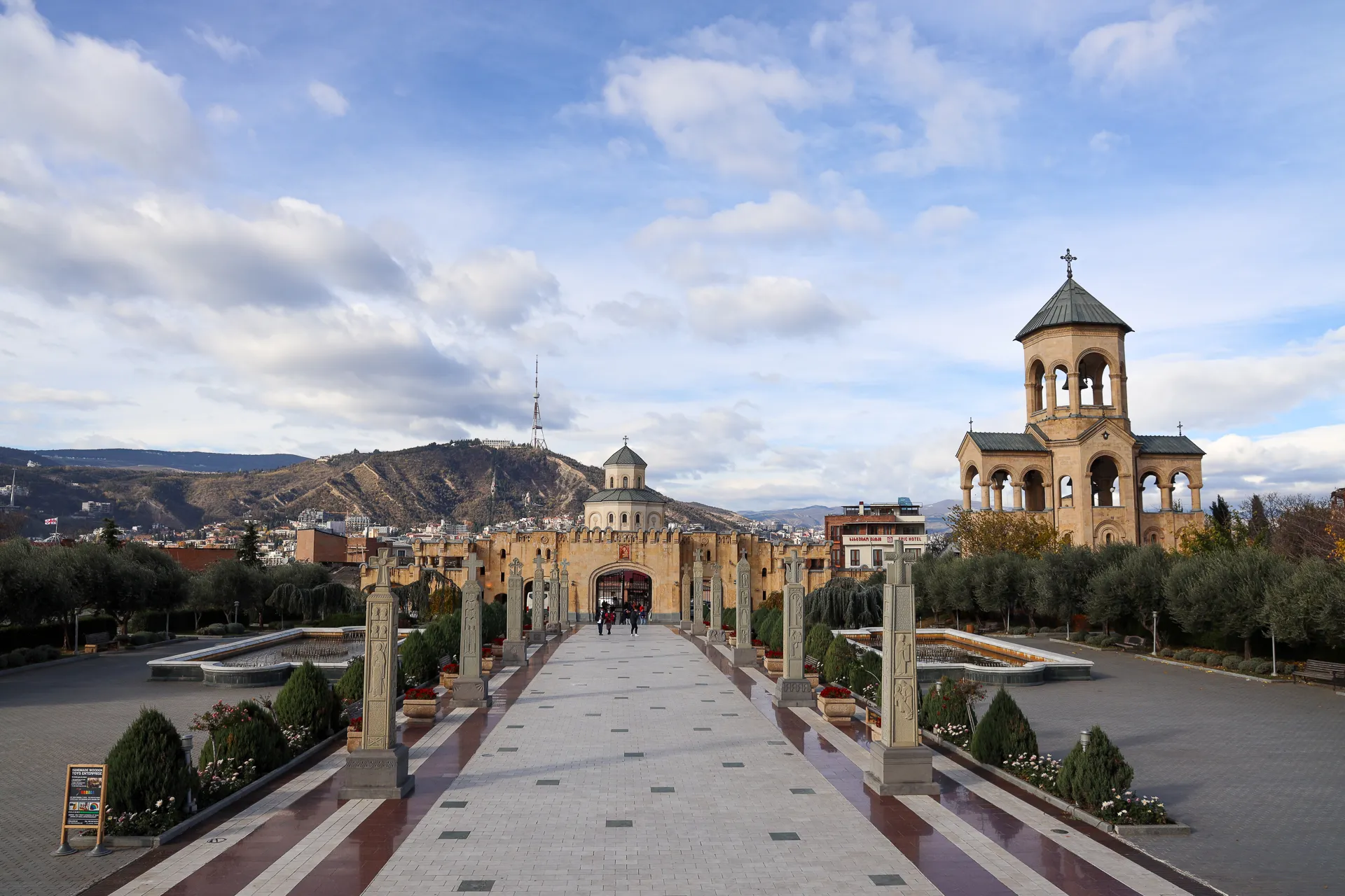 Samebakatedralen i Tbilisi – bild 1