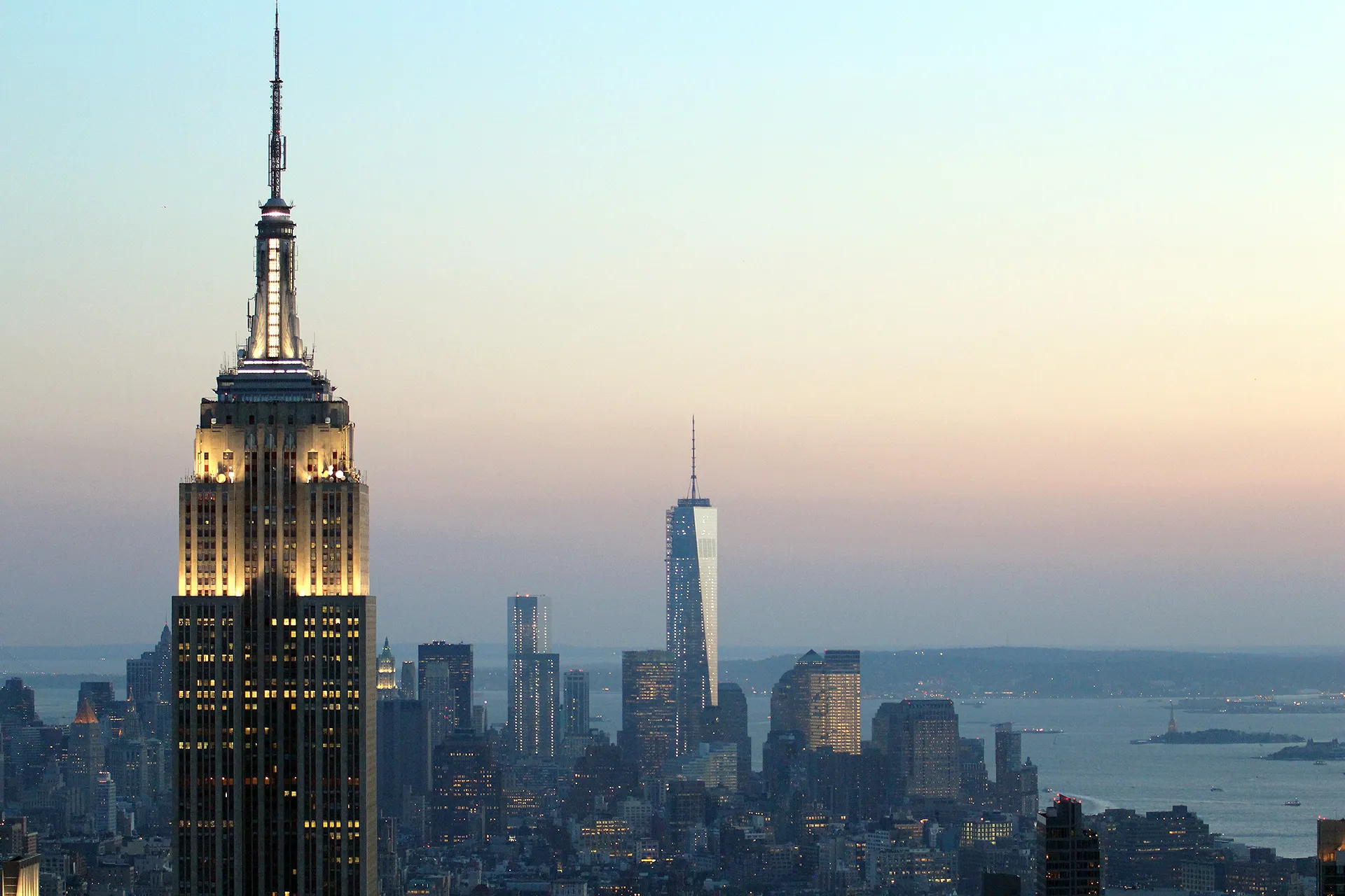 Vy över Empire State Building och One World Trade Center från Top of the Rock