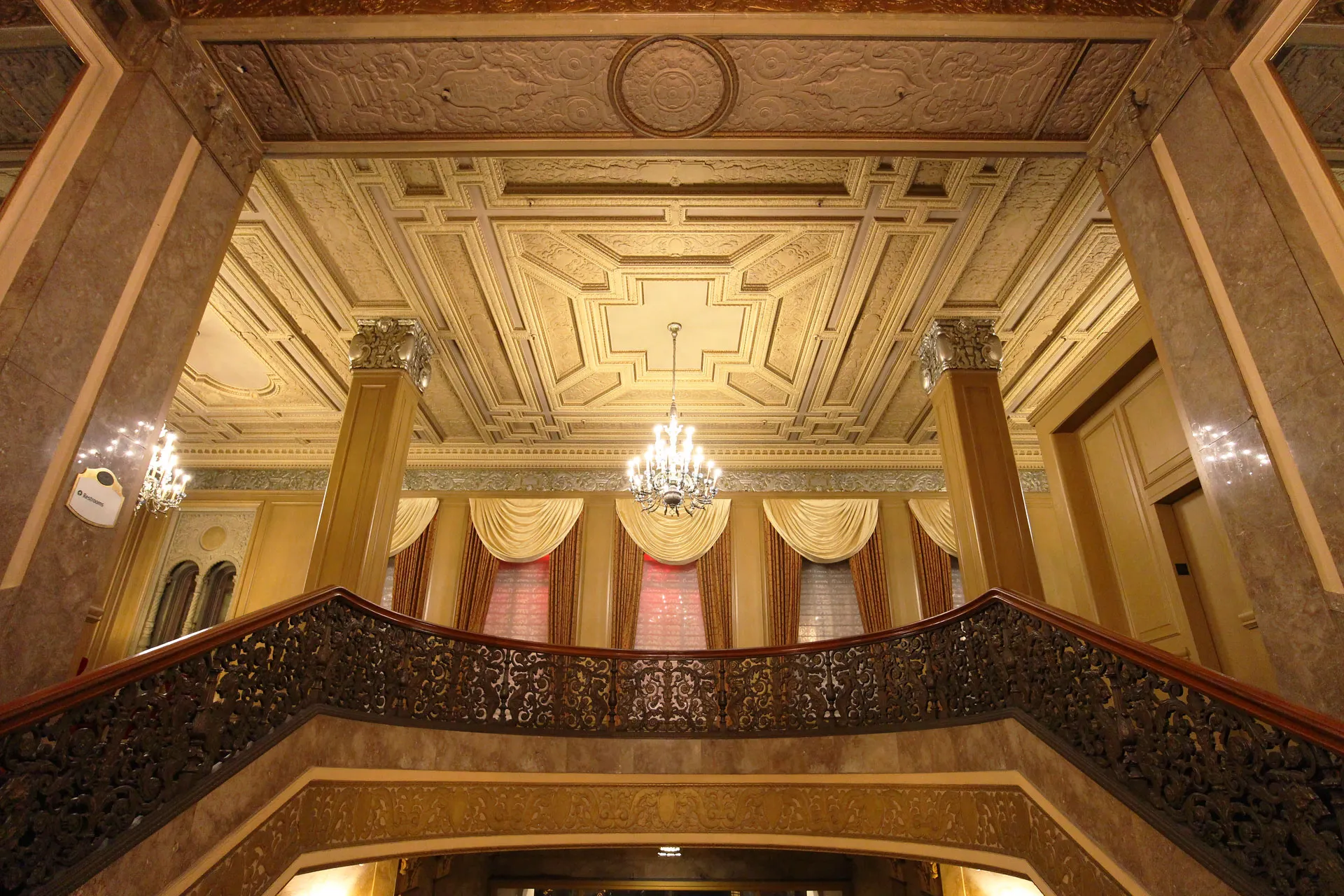 Interiörbild inne på Sir Francis Drake Hotel