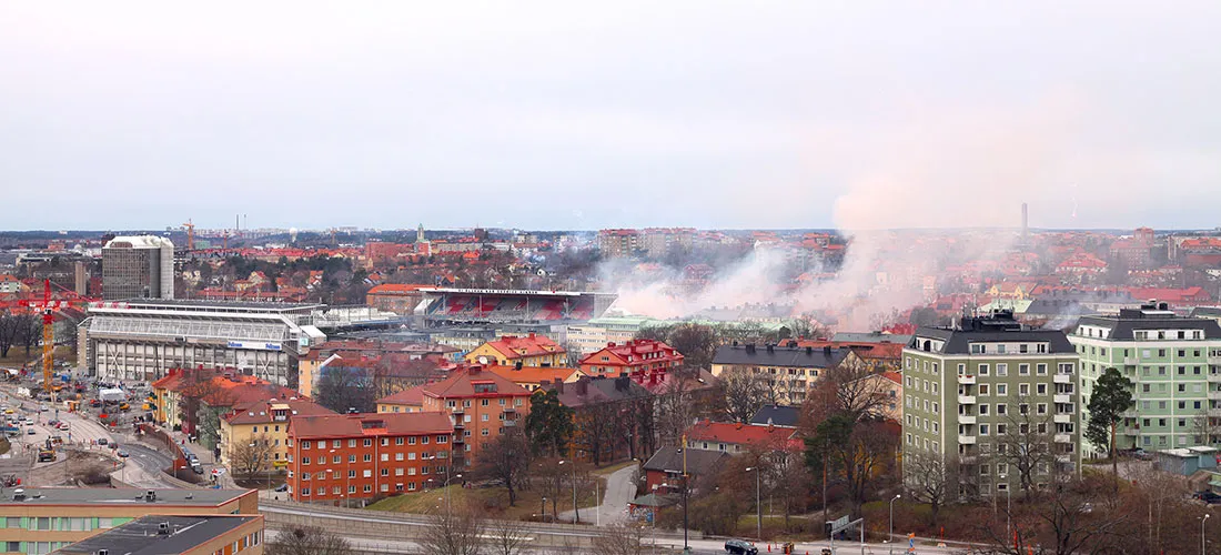 AIK-supportrar marscherar från Råsunda